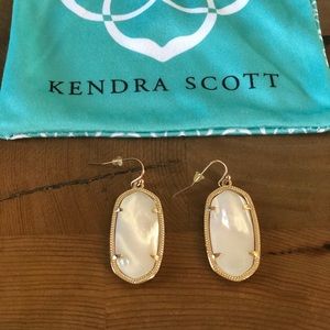 Kendra Scott - Elle Earrings in White Pearl & Gold
